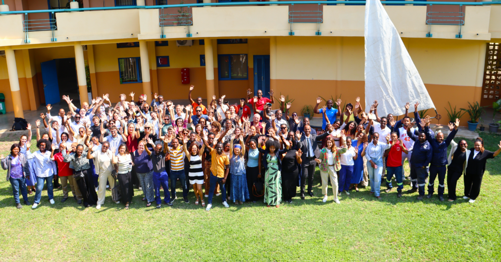 Plus de 100 professionnels qualifiés et spécialement formés (enseignants, personnel administratif, de santé, de service et de direction) travaillent au sein de l’école, au service des élèves et de leur réussite.